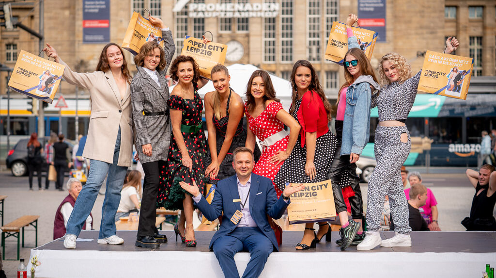 Die Models bei dem Shopping Festival Open City Leipzig vor den Promenaden Hauptbahnhof