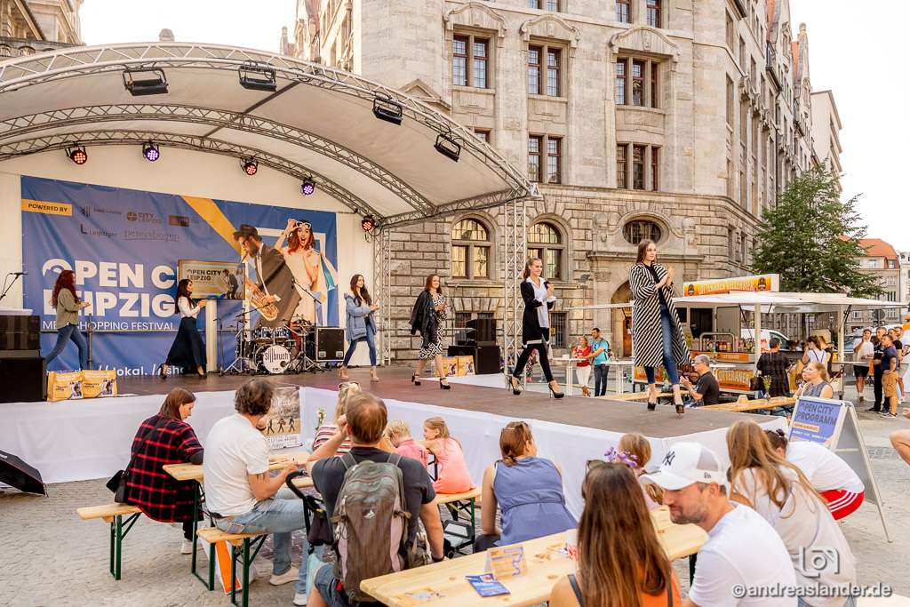 Die Bühne am Burgplatz während einer Modenschau beim Shopping Festival Open City Leipzig